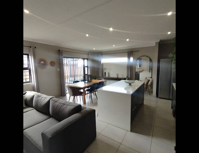 4 BEDROOM HOUSE FOR SALE IN COSMO CITY